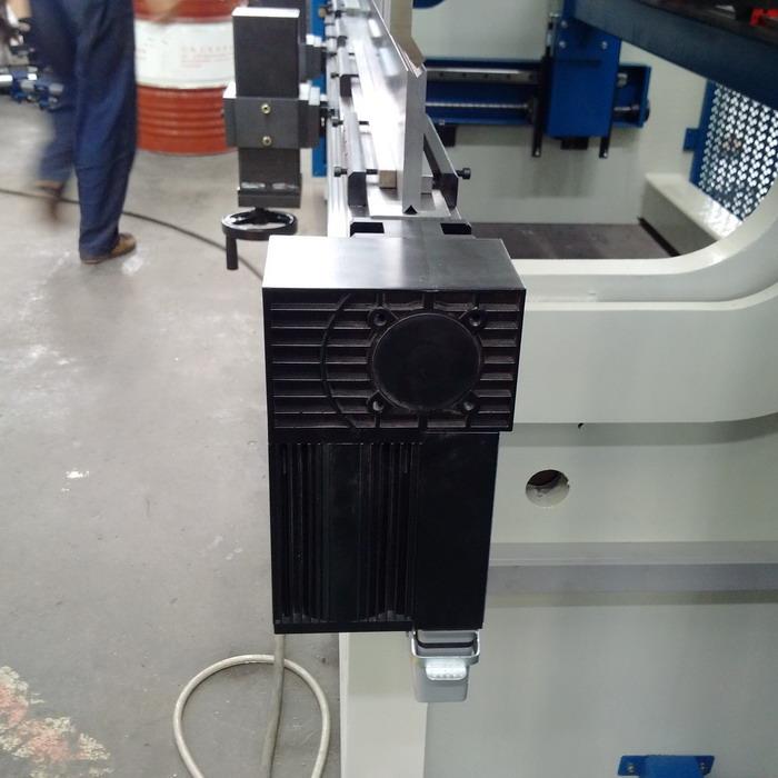 CNC controlled wila type 100T3M motorised crowning table Yawei press brake made in china delem da66t